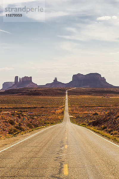 Eine Straße  die zu zerklüfteten Felsformationen in der Wüste führt; Arizona  Vereinigte Staaten von Amerika'.