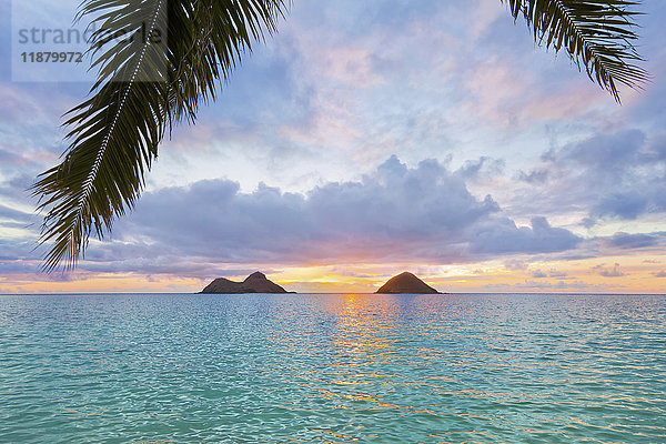 Schöner Sonnenaufgang am Lanikai Beach mit Blick auf die Makulua-Zwillingsinseln; Kailua  Oahu  Hawaii  Vereinigte Staaten von Amerika'.