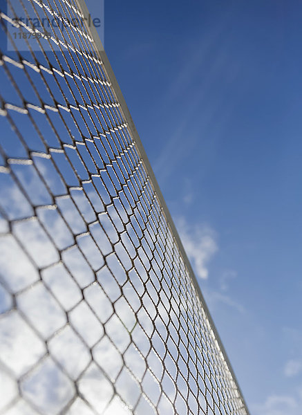 Niedriger Blickwinkel auf ein Volleyballnetz vor blauem Himmel mit Wolken; Honolulu  Oahu  Hawaii  Vereinigte Staaten von Amerika'.