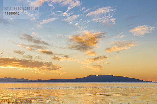 Die untergehende Sonne zeichnet die Silhouette des Mount Susitna  gesehen vom Earthquake Park  Süd-Zentral-Alaska; Anchorage  Alaska  Vereinigte Staaten von Amerika'.