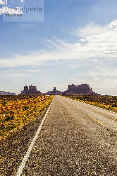 Eine Straße  die zu zerklüfteten Felsformationen in der Wüste führt; Arizona  Vereinigte Staaten von Amerika'.