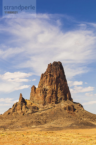 Eine schroffe  spitze Felsformation in der Wüste; Arizona  Vereinigte Staaten von Amerika'.