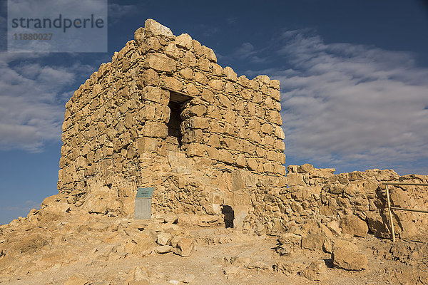 Ruinen einer Steinmauer in der Judäischen Wüste  Region Totes Meer; Südbezirk  Israel'.