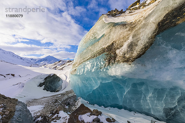 Ein großes Stück freigelegtes Gletschereis in der Moräne des Black Rapids Glacier im Winter; Alaska  Vereinigte Staaten von Amerika'.