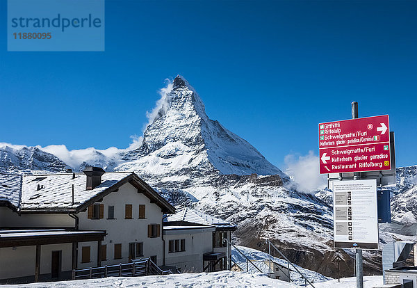 'Blick auf das Matterhorn von der Alp Riffel auf 2222 m  oberhalb von Zermatt; Zermatt  Wallis  Schweiz'.