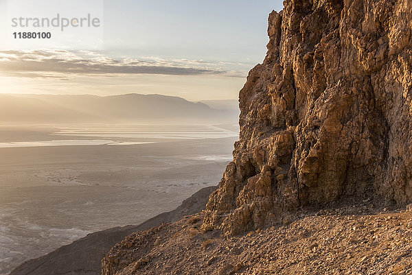 Eine zerklüftete Felsklippe und ein Blick auf die Judäische Wüste; Süddistrikt  Israel'.