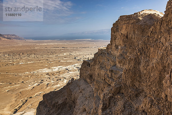 Eine zerklüftete Felsklippe und ein Blick auf die Judäische Wüste  Region Totes Meer; Süddistrikt  Israel'.