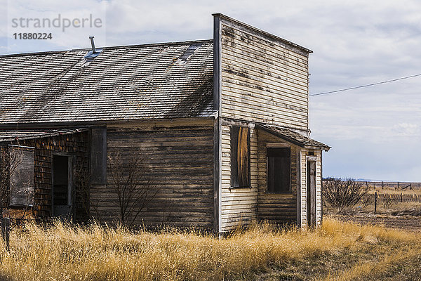 Ein altes  verlassenes Holzgebäude in der Prärie; Orion  Alberta  Kanada .