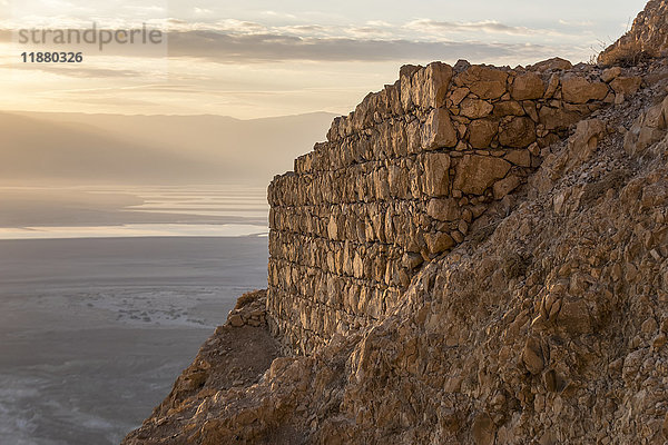 Eine Felswand entlang einer Klippe mit Blick auf die Judäische Wüste; Süddistrikt  Israel'.