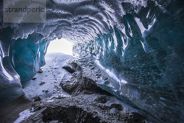 Raureif bedeckt die Decke einer Eishöhle des Canwell-Gletschers im Winter; Alaska  Vereinigte Staaten von Amerika'.