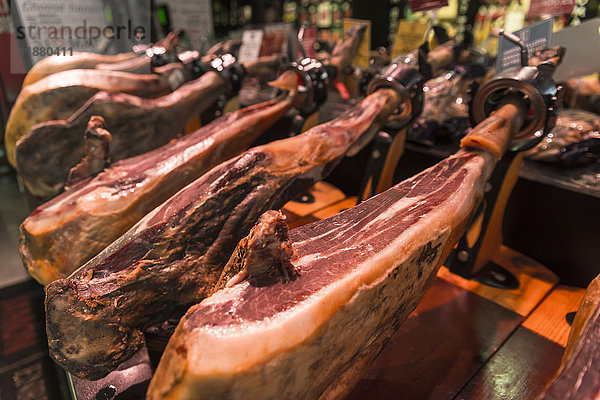 Spanischer Schinken in einem Delikatessengeschäft in der Innenstadt von Madrid; Madrid  Spanien'.