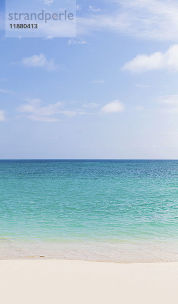 Landschaft mit weißem Sandstrand  türkisfarbenem Meer und blauem Himmel  Lanikai Beach; Honolulu  Oahu  Hawaii  Vereinigte Staaten von Amerika'.