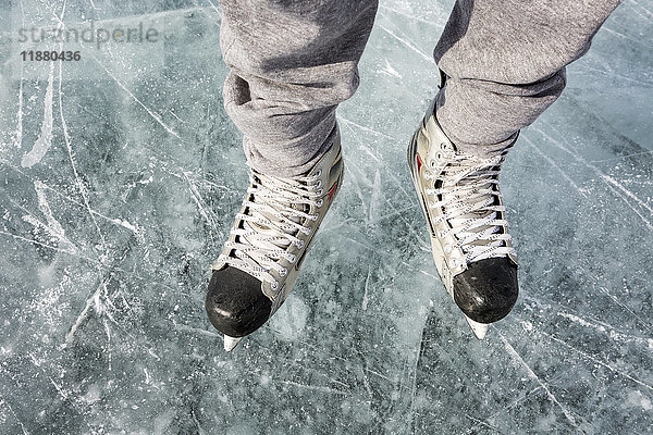Hochformatige Ansicht und Nahaufnahme von Eishockey-Schlittschuhen auf dem Eis; Calgary  Alberta  Kanada'.