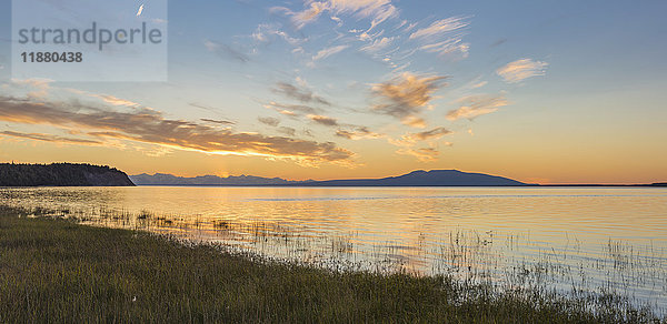 Das warme Licht des Sonnenuntergangs zeichnet die Silhouette des Mount Susitna und des Cook Inlet in einer Sommernacht  Süd-Zentral-Alaska; Anchorage  Alaska  Vereinigte Staaten von Amerika'.