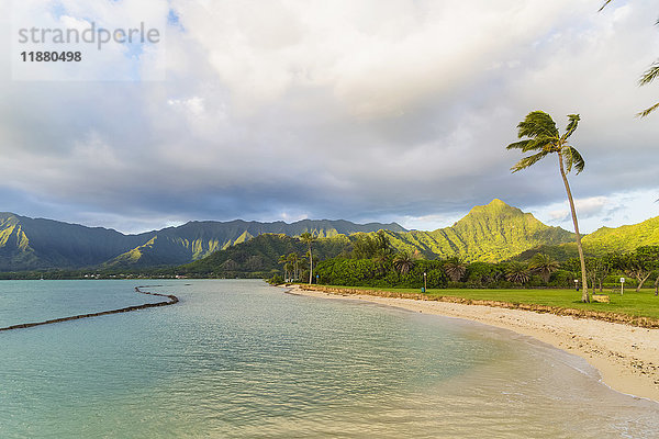 Kualoa Beach Park in East Oahu bei Sonnenaufgang; Kualoa  Oahu  Hawaii  Vereinigte Staaten von Amerika'.