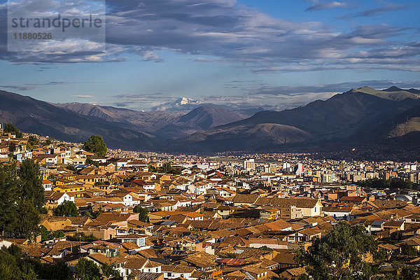 Cusco Peru mit dem Berg Oongate in der Ferne; Cusco  Region Cusco  Peru'.