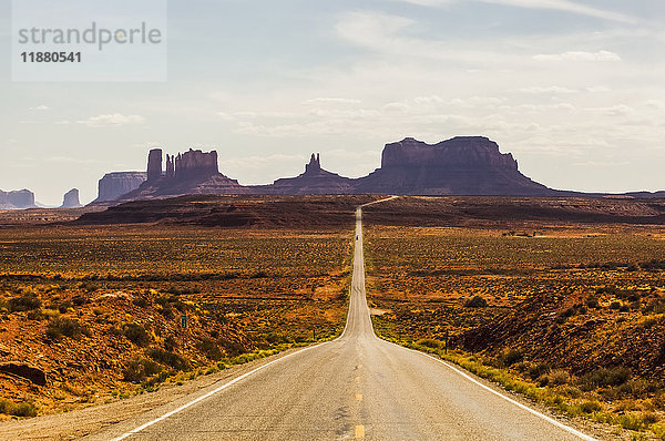 Eine Straße  die zu zerklüfteten Felsformationen in der Wüste führt; Arizona  Vereinigte Staaten von Amerika'.