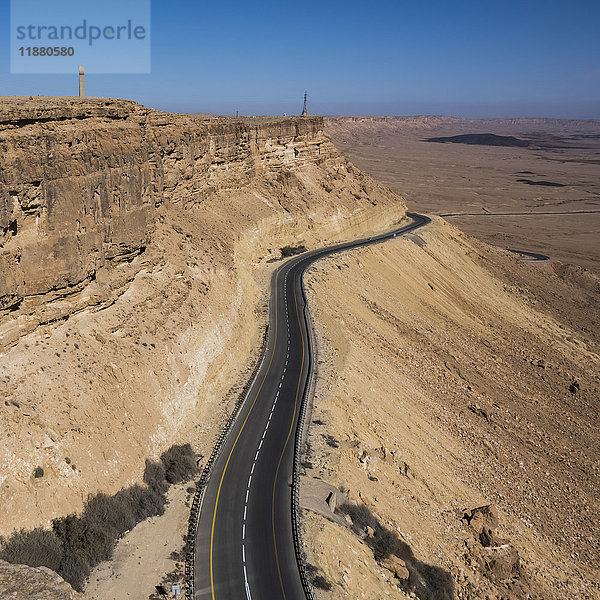 Eine asphaltierte Straße  die durch das Ramon-Naturschutzgebiet führt; Mitzpe Ramon  Südbezirk  Israel'.