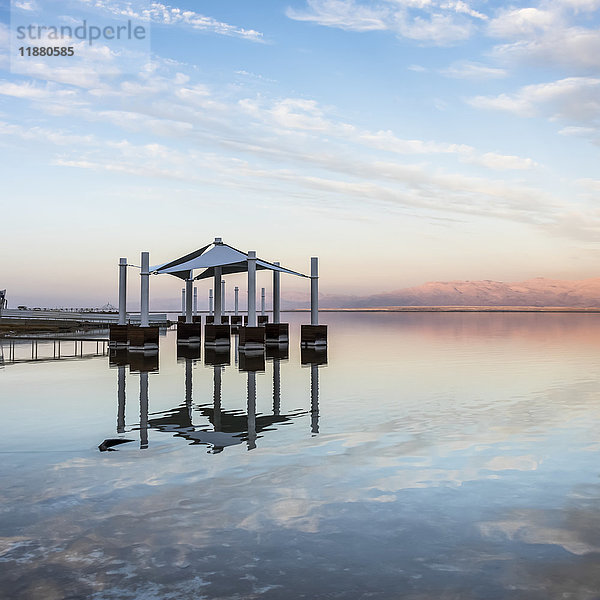 Säulen und eine Schirmstruktur im Toten Meer; Südbezirk  Israel .