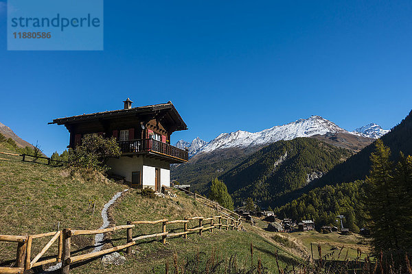 Traditionelles Chalet im Zermatter Tal; Zermatt  Wallis  Schweiz'.