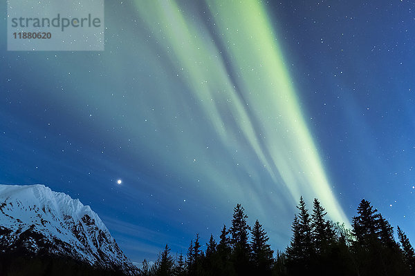 Schwache grüne Aurora Borealis tanzt über den Kenai Mountains  Moose Pass  Kenai Peninsula  Süd-Zentral-Alaska; Alaska  Vereinigte Staaten von Amerika'.