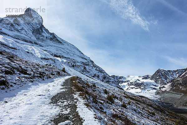 Ein Weg mit dem Matterhorn  in der Nähe von Zermatt; Wallis  Schweiz'.