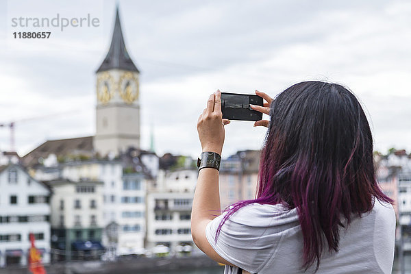 Eine Touristin macht ein Landschaftsfoto mit ihrem Handy  während sie im Urlaub ist; Zürich  Schweiz'.