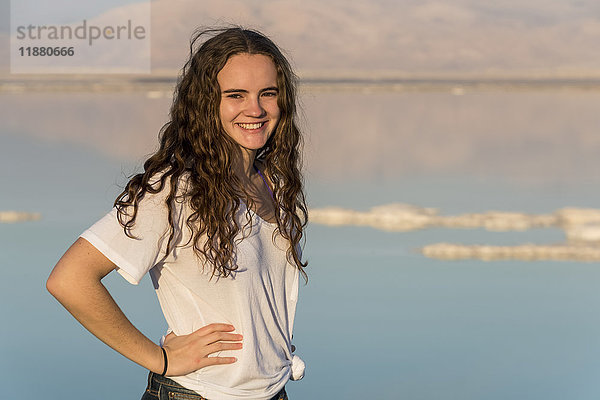 Porträt einer jungen Frau mit dem Toten Meer im Hintergrund; South District  Israel'.