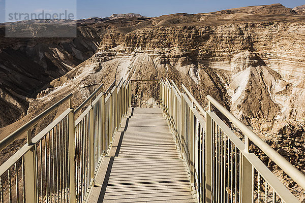 Gehweg mit Geländer und Aussicht auf Masada und die judäische Wüste; Südbezirk  Israel'.