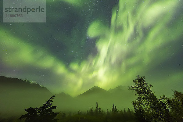 Leuchtend grüne Aurora Borealis tanzt über den Kenai Mountains  Moose Pass  Kenai-Halbinsel  Süd-Zentral-Alaska; Alaska  Vereinigte Staaten von Amerika'.