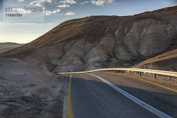 Eine Straße  die durch die judäische Wüste führt; Ezor Beer Sheva  Südbezirk  Israel'.