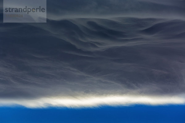 Nahaufnahme einer Chinook-Wolkenformation mit blauem Himmel am Ende der Wolken; Calgary  Alberta  Kanada'.