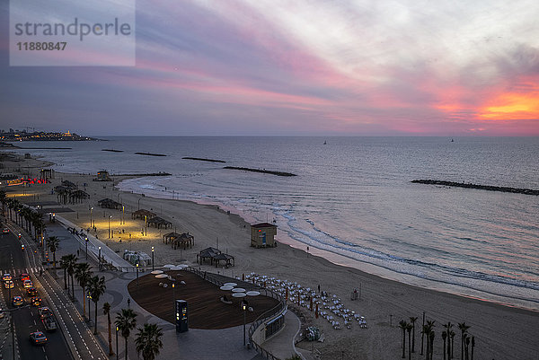 Sonnenuntergang über dem Mittelmeer und einer Straße entlang der Strandpromenade; Tel Aviv  Israel'.