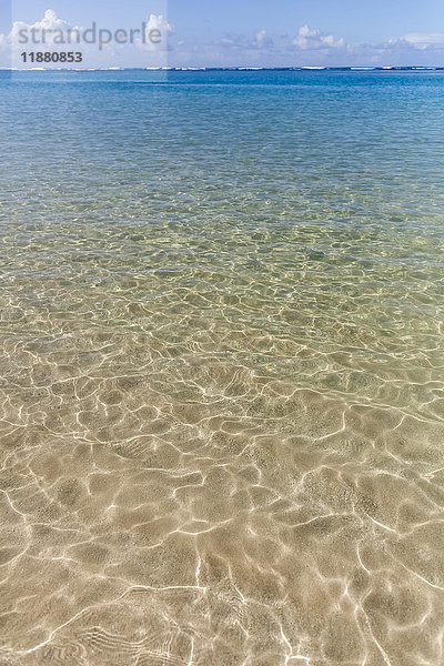 Kristallklares Wasser über einer Sandbank; Honolulu  Oahu  Hawaii  Vereinigte Staaten von Amerika'.