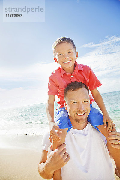 Vater und Sohn verbringen Zeit an einem tropischen Strand im Urlaub; Honolulu  Oahu  Hawaii  Vereinigte Staaten von Amerika'.