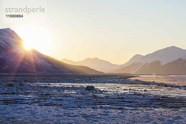 Sonnenaufgang über den Chugach Mountains in Turnagain Arm an einem eisigen Wintermorgen; Alaska  Vereinigte Staaten von Amerika'.