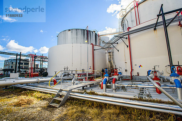 Lagertanks und Rohre in einer Biokraftstoff-Industrieanlage