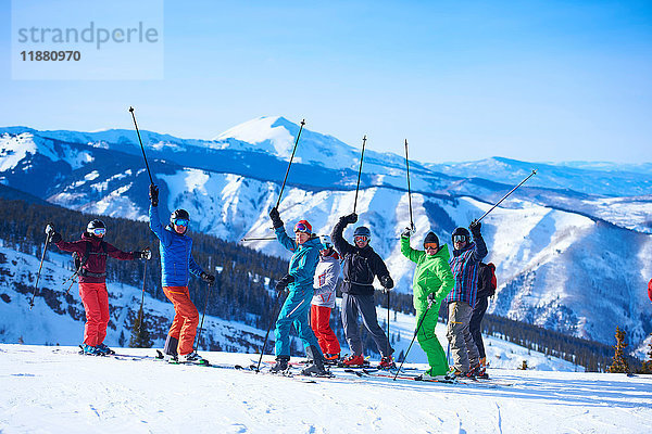 Gruppenporträt von männlichen und weiblichen Skifahrern auf der Skipiste  Aspen  Colorado  USA