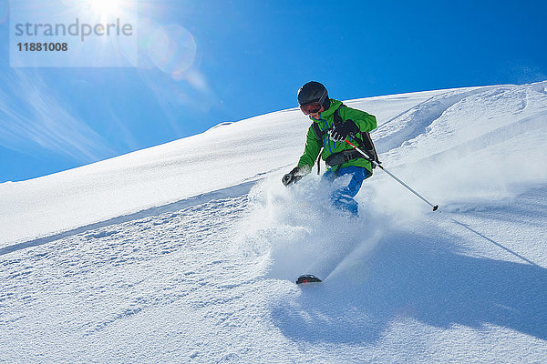 Jungen Skifahren  Hintertux  Tirol  Österreich