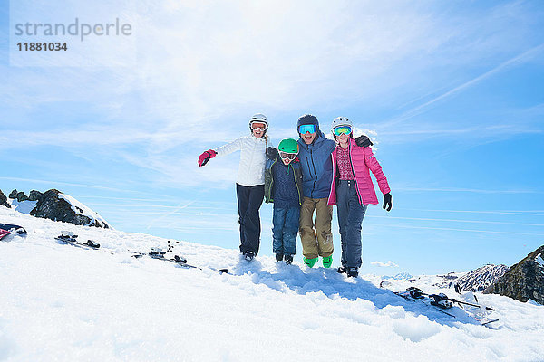 Familie im Skiurlaub  Hintertux  Tirol  Österreich