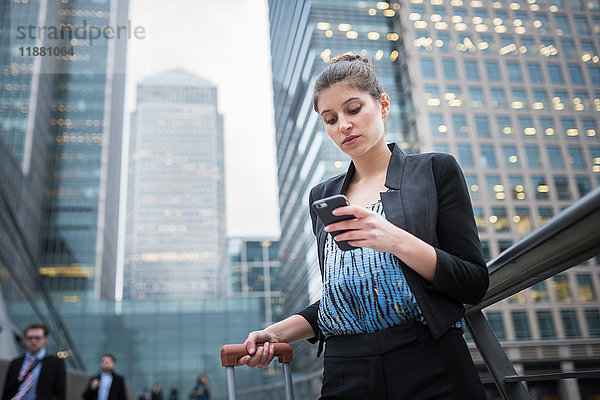 Geschäftsfrau mit Mobiltelefon  Canary Wharf  London  UK