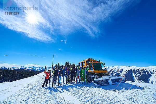 Gruppenporträt von männlichen und weiblichen Skifahrern auf der Skipiste mit Schneetrainer  Aspen  Colorado  USA