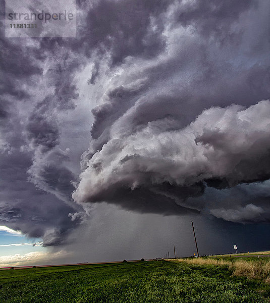 Rotierende Superzellenwolken über ländlichem Gebiet  Cope  Colorado  Vereinigte Staaten  Nordamerika