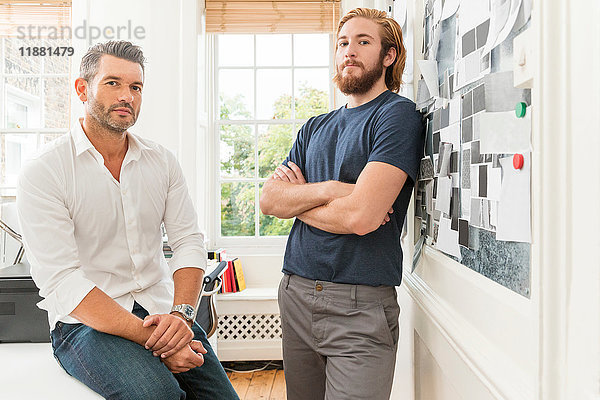 Porträt von zwei männlichen Designern im Kreativstudio