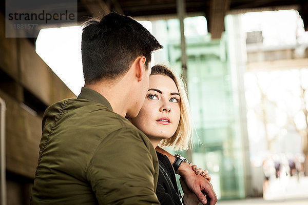 Junges Paar  unter der Brücke  von Angesicht zu Angesicht  nachdenklicher Gesichtsausdruck