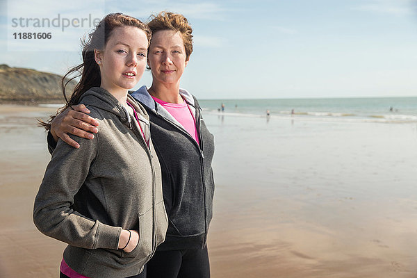 Mutter und Tochter am Strand  Folkestone  UK