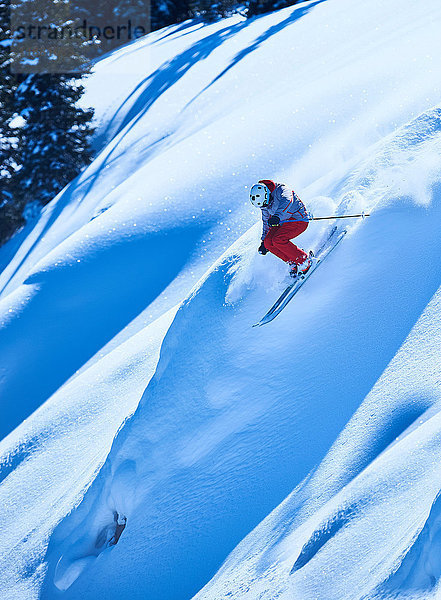 Mann fährt auf Skiern steile Berghänge hinunter  Aspen  Colorado  USA