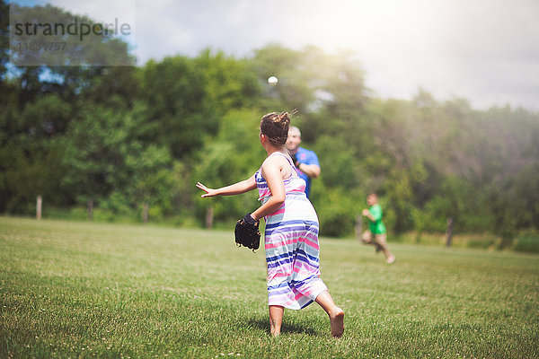 Baseball spielendes Mädchen auf dem Spielfeld
