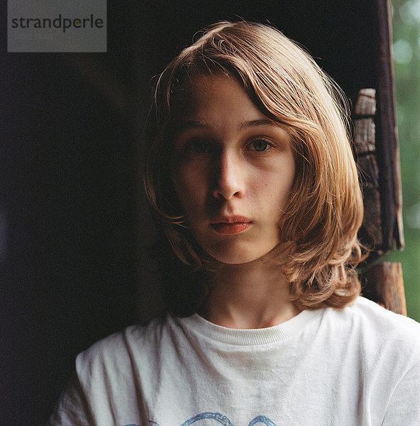 Bildnis eines Jungen mit langem Haar  nachdenklicher Ausdruck