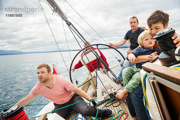 Vier Generationen Familie auf einem Segelboot  Genf  Schweiz  Europa